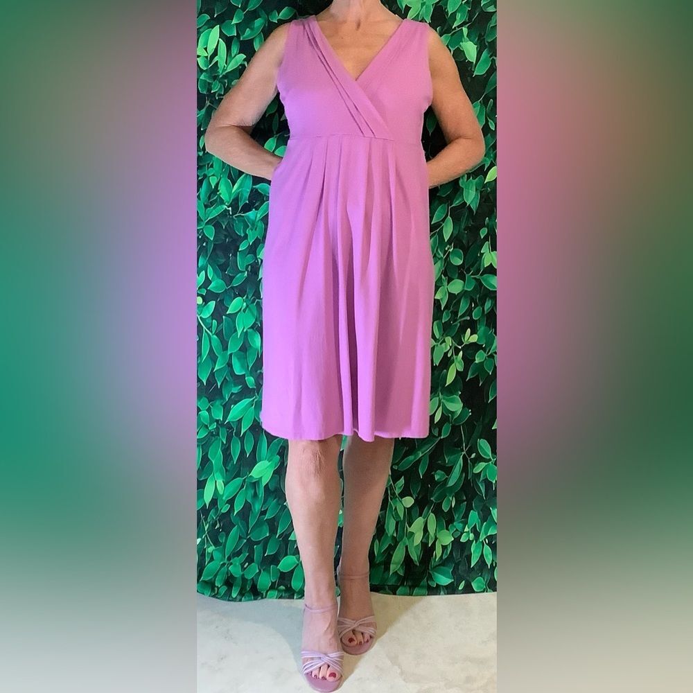 🎓 Ann Taylor Lavender Knit Dress – V-Neck, Pleated, Sleeveless – Size M
